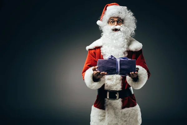 Verbaasd Santa Claus Kostuum Houden Doos Van Gift Geïsoleerd Een — Stockfoto