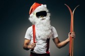 Sportlicher Weihnachtsmann in Skimaske Stehski isoliert auf grauem Hintergrund 