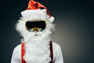 Noel Baba portresi gri arka plan üzerinde izole kar maskesi ayakta 