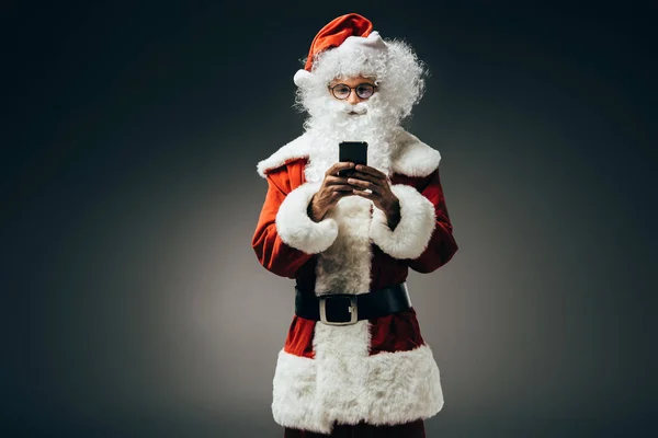 Heureux Santa Claus Costume Utilisant Smartphone Isolé Sur Fond Gris — Photo