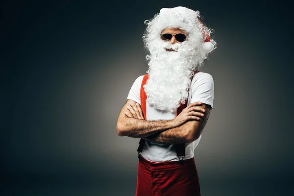 Ernstige Santa Claus Zonnebril Permanent Met Gekruiste Armen Geïsoleerd Een — Stockfoto