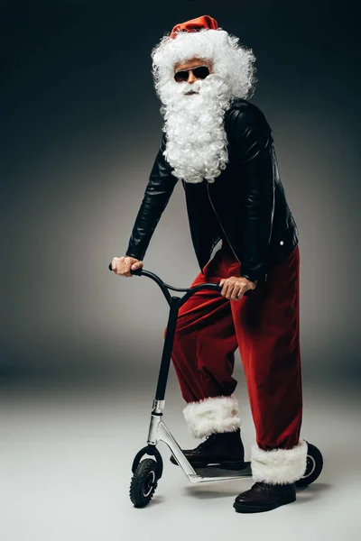 Confiant Santa Claus Lunettes Soleil Veste Cuir Debout Avec Trottinette — Photo