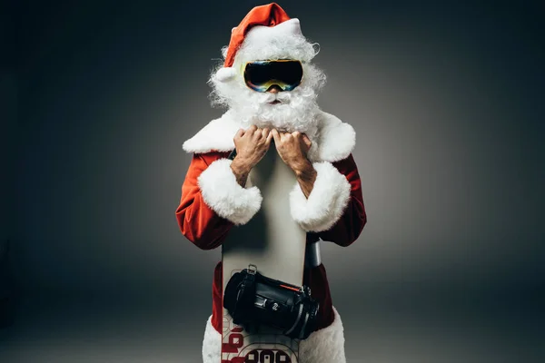 圣诞老人在滑雪面具站立与滑雪板隔绝灰色背景 — 图库照片