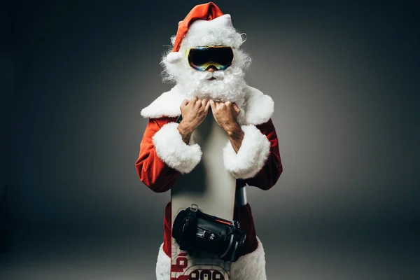 Santa Claus Masque Ski Debout Avec Snowboard Isolé Sur Fond — Photo