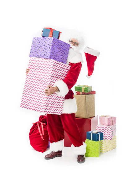 Santa Claus Dans Des Lunettes Tenant Pile Boîtes Cadeaux Isolées — Photo gratuite