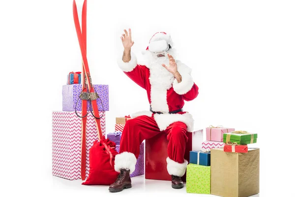 Santa Claus Con Auriculares Realidad Virtual Sentado Montón Cajas Regalo — Foto de stock gratis