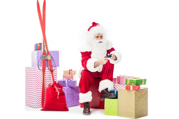 Santa Claus Assis Sur Pile Boîtes Cadeaux Jouer Jeu Vidéo — Photo gratuite