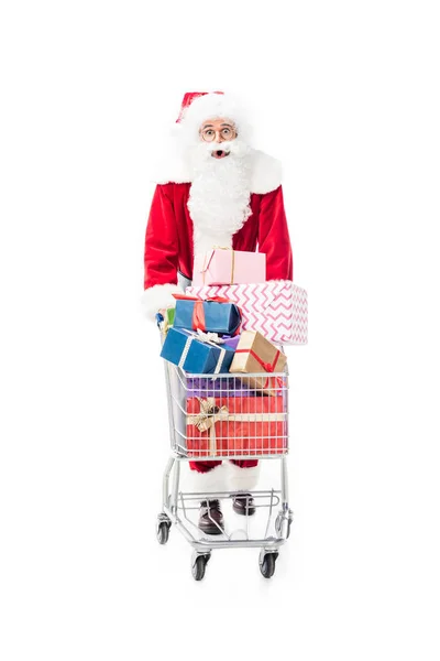 Geschokt Santa Claus Trolley Uitvoering Met Stapel Geschenkdozen Geïsoleerd Witte — Gratis stockfoto