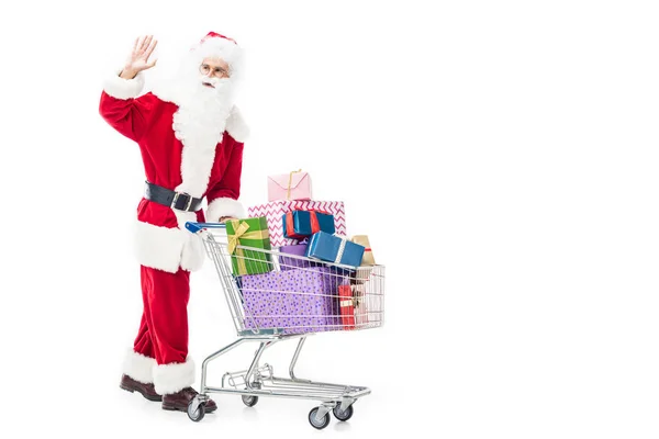 Weihnachtsmann Winkt Von Hand Tragewagen Mit Stapel Von Geschenkboxen Isoliert — Stockfoto