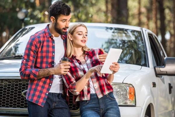 Shocked Young Man Coffee Cup Standing Girlfriend While She Using — Stock Photo, Image