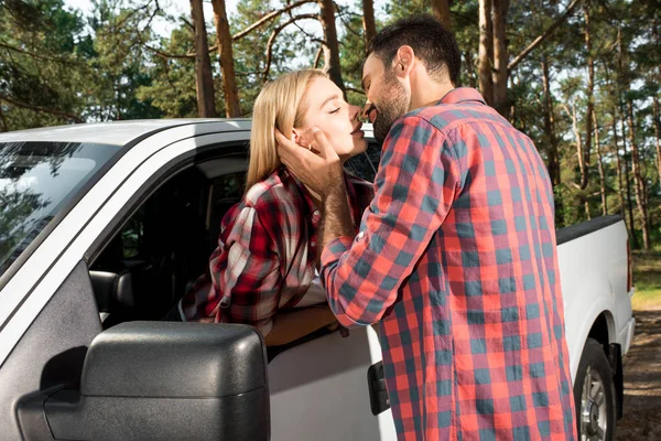 Jongeman Zoenen Aantrekkelijke Vriendin Zitten Auto Buiten Halen — Stockfoto