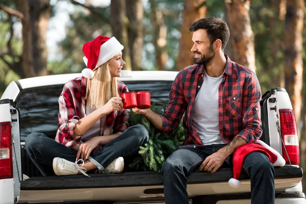 Coppia Cappelli Natale Che Tintinnano Occhiali Tronco Auto Con Abete — Foto Stock