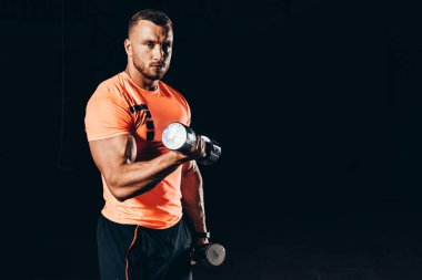 yakışıklı sporcu koyu spor salonunda Barbell ile çalışma dışarı uygun