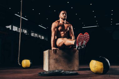 silah denge küp koyu spor salonunda performans yakışıklı atletik erkek