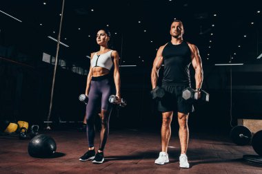 sporcu ve karanlık salonunda birlikte dumbbells ile egzersiz sporcumuz uygun