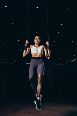 jimnastik yüzük ile egzersiz çekici sportif kadın