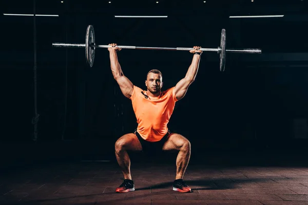 Schöner Fitter Mann Trainiert Mit Langhantel Dunkler Turnhalle — Stockfoto