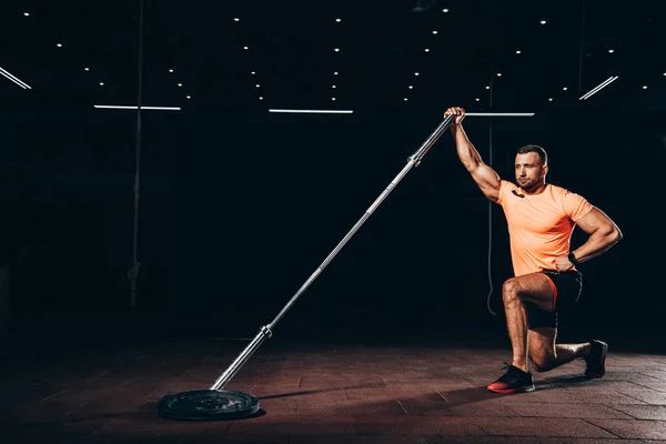 Schöner Muskulöser Sportler Beim Ausfallschritt Mit Stange Dunkler Turnhalle — kostenloses Stockfoto