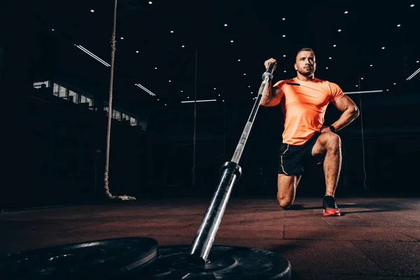 Guapo Ajuste Hombre Realizar Embestida Con Bar Oscuro Gimnasio —  Fotos de Stock