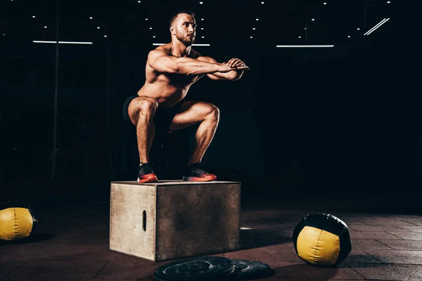 Knappe Sportieve Bodybuilder Doen Squats Kubus Donkere Sportschool — Stockfoto