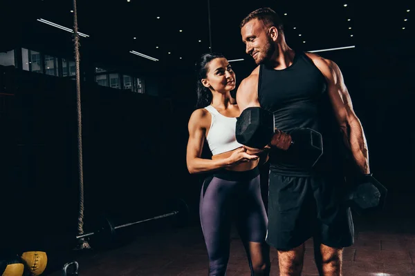 Deportista Atlético Haciendo Ejercicio Con Barra Coqueteando Con Deportista Gimnasio —  Fotos de Stock