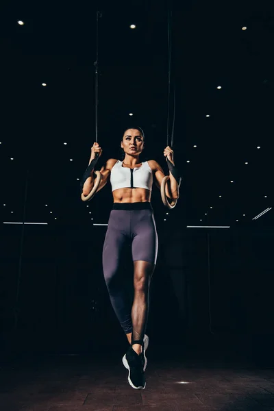 Atractiva Mujer Deportiva Haciendo Ejercicio Con Anillos Gimnásticos — Foto de stock gratuita