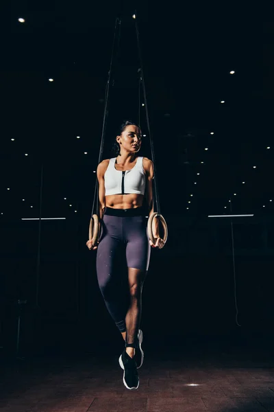 Vackra Passa Idrottskvinna Arbetande Ute Med Gymnastringar — Gratis stockfoto