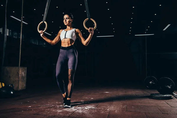 Schöne Sportliche Frau Die Mit Gymnastikringen Trainiert — Stockfoto