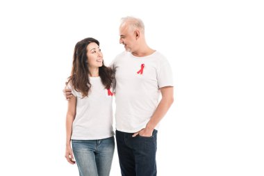 Yetişkin Interracial kaç boş t-shirt AIDS bilinçlendirme kırmızı kucaklayan ve birbirlerine beyaz izole bakarak şeritleri ile içinde