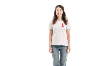 Yetişkin Asyalı kadın ile AIDS bilinçlendirme kırmızı şerit üzerinde beyaz izole kamera bakarak t-shirt üzerinde