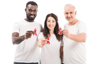 çok ırklı bir grup insan boş beyaz t-shirt AIDS bilinçlendirme kırmızı kurdele tutarak ve üzerinde beyaz izole kamera bakıyor