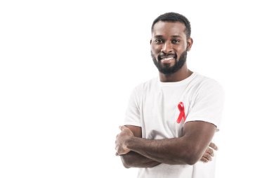 boş beyaz t-shirt AIDS bilinçlendirme kırmızı üzerine beyaz izole kamera bakarak şerit ile yakışıklı Afrikalı-Amerikalı adam