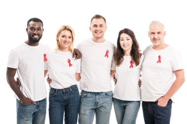 çok ırklı bir grup insan AIDS bilinçlendirme kırmızı üzerine beyaz izole kamera bakarak şeritler boş beyaz t-shirt