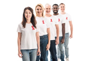 Grup boş beyaz t-shirt satırda AIDS ile bilinçlenme kırmızı üzerine beyaz izole kurdeleleri duran insan gülümseyen