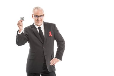 AIDS bilinçlendirme kırmızı üzerine beyaz izole şerit ile takım elbiseli olgun iş adamı