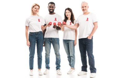 mutlu çok ırklı kişi AIDS bilinçlendirme kırmızı üzerine beyaz izole blok yazı AIDS ile tutarak şeritler boş beyaz t-shirt