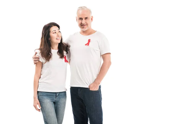 Feliz Adulto Interracial Pareja Blanco Camisetas Con Sida Conocimiento Rojo — Foto de stock gratis