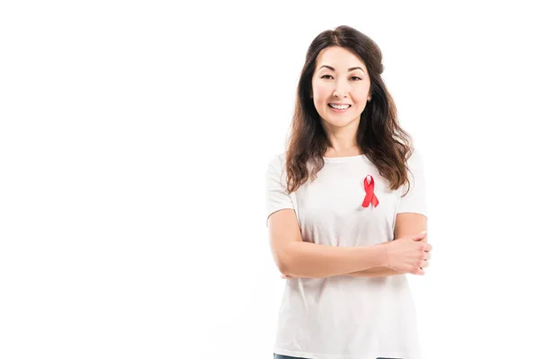 Sonriente Adulto Asiático Mujer Con Sida Conciencia Rojo Cinta Shirt — Foto de stock gratis