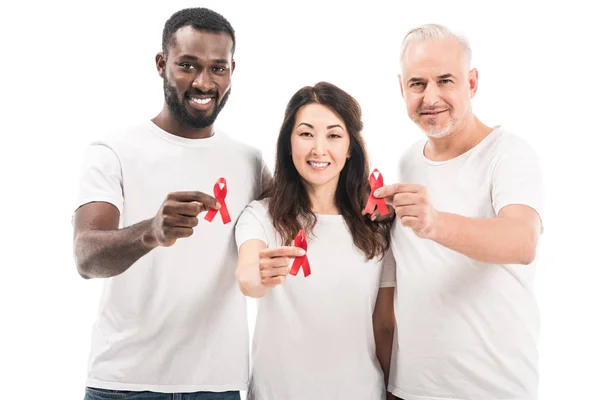 Grupo Multiétnico Pessoas Branco Camisetas Segurando Ajudas Conscientização Fitas Vermelhas — Fotografia de Stock