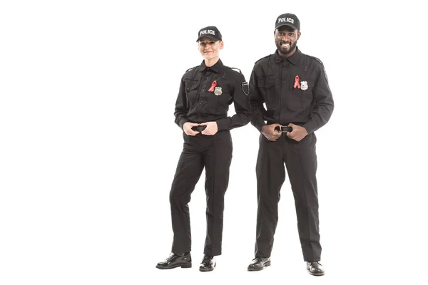 エイズ意識赤リボン白で隔離カメラ目線で自信を持って若い警察官 — ストック写真
