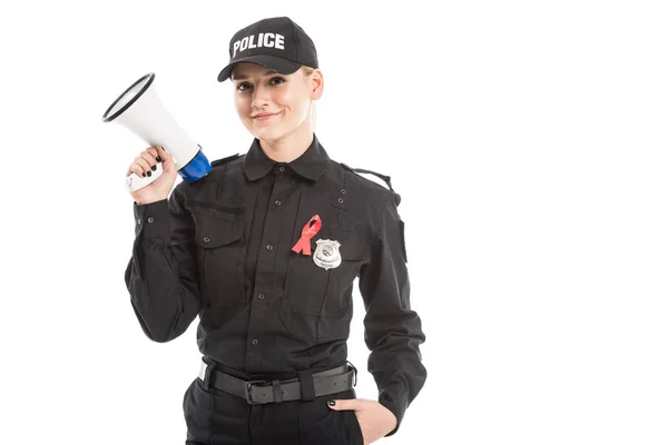 Усміхнена Жінка Поліцейський Поінформованістю Про Червону Стрічку Мегафон Ізольовані Білому — Безкоштовне стокове фото