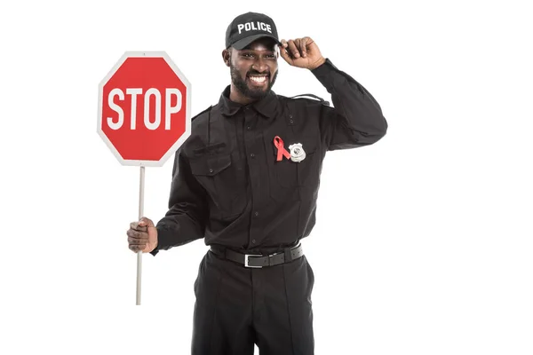Sorridente Agente Polizia Afroamericano Con Aiuti Consapevolezza Nastro Rosso Stop — Foto stock gratuita