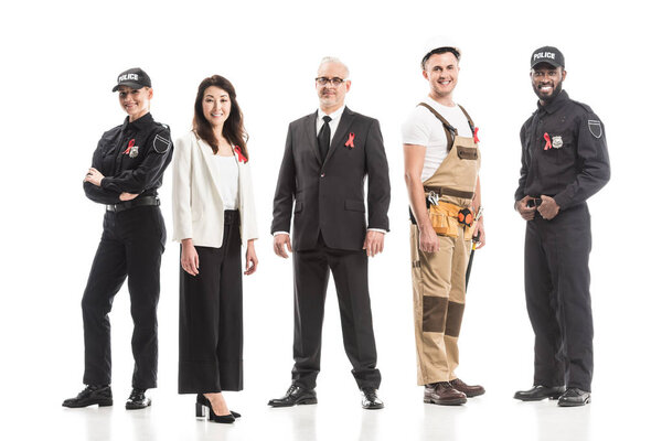 группа уверенных людей с различными профессиями и помогает осведомленности красные ленты изолированы на белом
