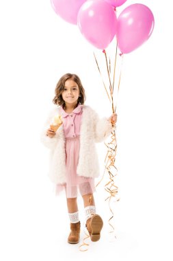 pembe hava balonları ve üzerinde beyaz izole dondurma ile güzel mutlu çocuk