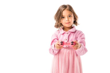 sevimli pembe elbiseli beyaz izole gamepad ile bilgisayar oyunu oynamak