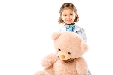 büyük ayıcık beyaz izole tutan doktorlar beyaz ceket giymiş çocuk