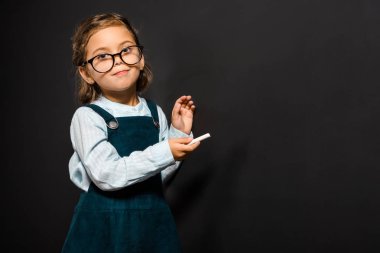 çuval içinde gözlük tebeşir ayakta boş yazı tahtası adlı parçası ile portresi 