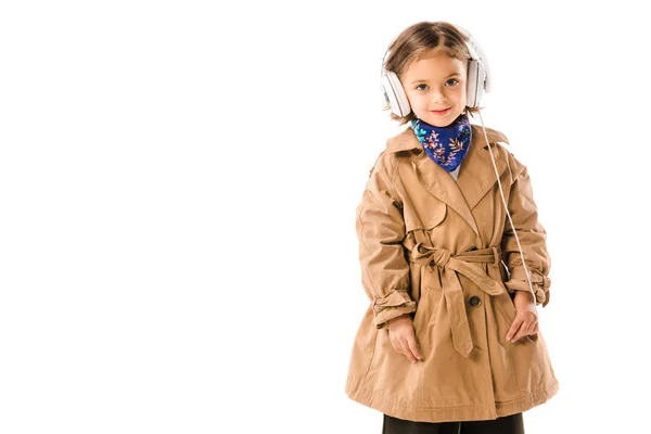 Şık Trençkot Dinleme Müzik Kulaklık Ile Küçük Çocuk Gülümseyen Üzerinde — Ücretsiz Stok Fotoğraf