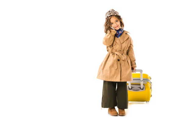 Entzückendes Kleines Kind Trenchcoat Mit Gelbem Koffer Telefoniert Isoliert Auf — Stockfoto