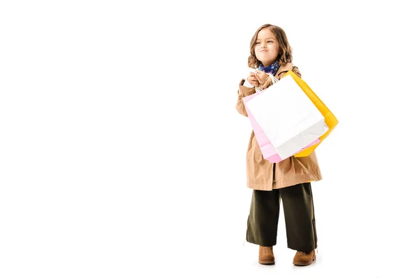 Śmieszne Małe Dziecko Płaszczu Kolorowe Torby Zakupy Patrząc Hotelu Białym — Darmowe zdjęcie stockowe